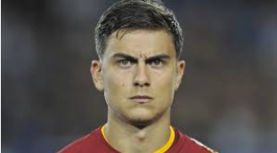 Na imagem é mostrado o jogador Paulo Dybala quando ainda atuava pela equipe da Juventus, time de origem italiana e onde o jogador se consolidou.